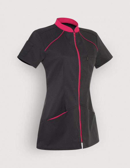 Blouse médicale femme Mona couleur ardoise avec parements rose framboise. Marque : Belissa. Vue ghost, 3/4 face.