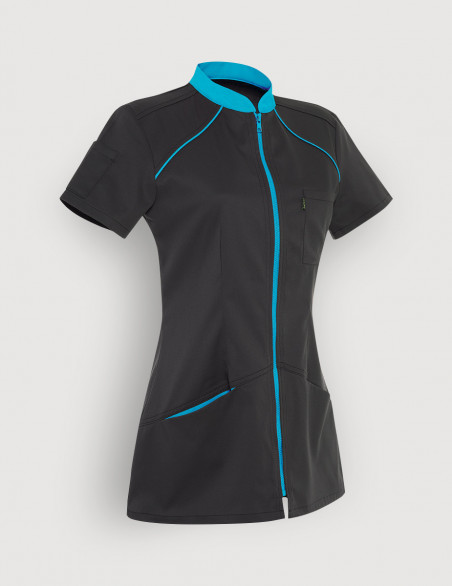 Blouse médicale femme Mona couleur ardoise avec parements bleu océan. Marque : Belissa. Vue ghost, 3/4 face.