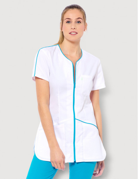 Blouse médicale femme Vic, couleur blanche avec parements rose framboise, vue face. Marque Belissa 2