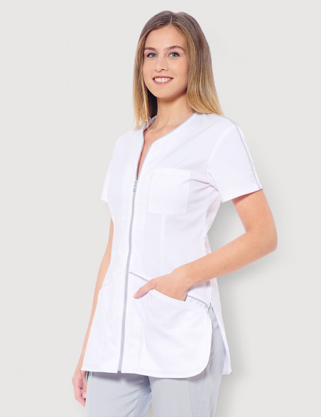 Blouse médicale femme Vic Blanc et parements Gris. Marque Belissa, mannequin main dans la poche gauche.