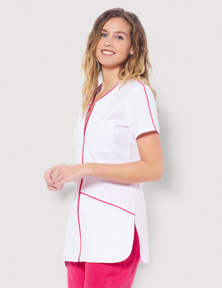 Blouse médicale femme Vic, blanc avec parements rose framboise, côté gauche. Marque Belissa