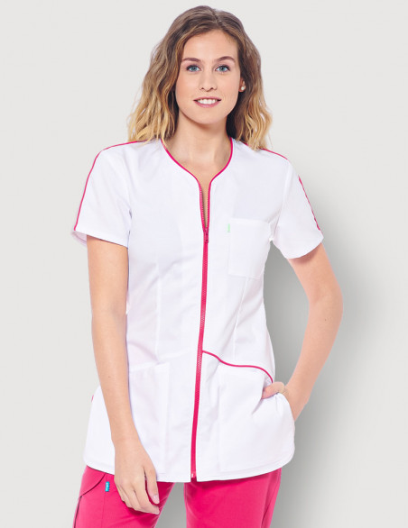 Blouse médicale femme Vic, couleur blanche avec parements rose framboise, vue face. Marque Belissa