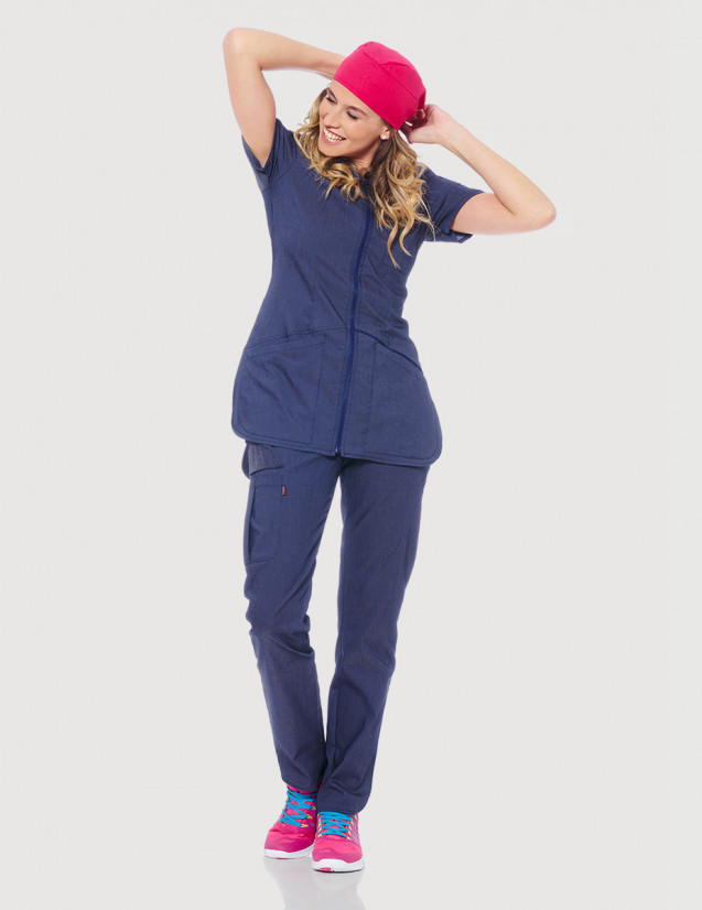 Blouse médicale femme Jeans Vic, porté avec un pantalon médical jeans et calots chirurgien rose framboise