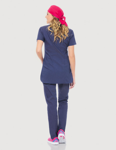 Blouse médicale femme Jeans Vic, vue de dos, en pied avec un pantalon médical jeans et calots chirurgien rose framboise