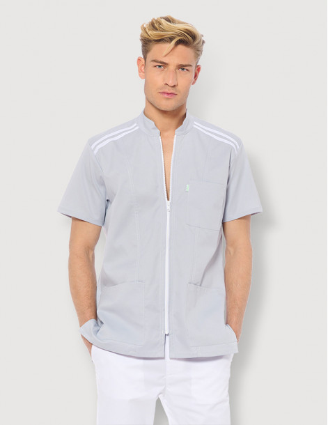 Blouse médicale homme Loris Bleu Marine Made in France Marque Belissa, Vue en pied avec pantalon médical blanc 2