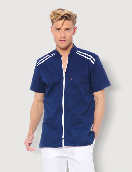 Blouse médicale homme Loris Bleu Marine Made in France Marque Belissa, Vue en pied avec pantalon médical blanc