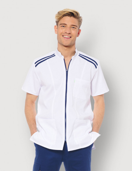 Blouse médicale homme Loris Blanc avec parements Bleu Marine. Vue de face portée. Marque Belissa