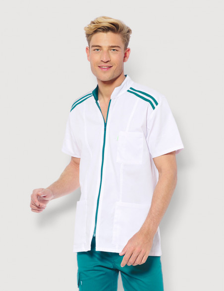 Blouse médicale homme Loris Blanc avec parements Bleu Canard. Vue de face portée. Marque Belissa