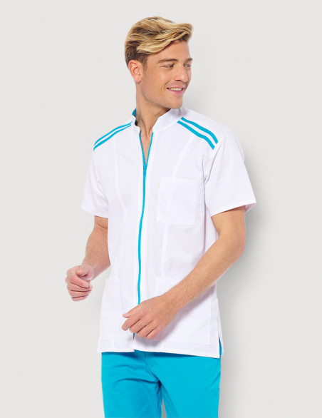 Blouse blanche homme Loris Blanc avec parements Bleu Océan. Vue de face portée. Marque Belissa