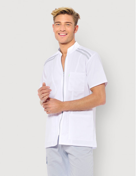 Blouse médicale homme Loris Blanc avec parements Bleu Canard. Vue de face portée. Marque Belissa 2