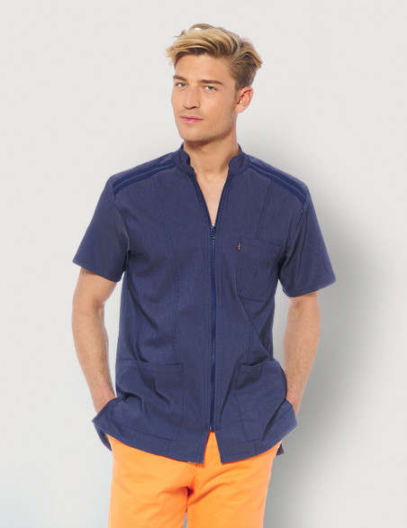 Blouse médicale portée, pour homme, en jeans stretch. Modèle Loris. Marque Belissa
