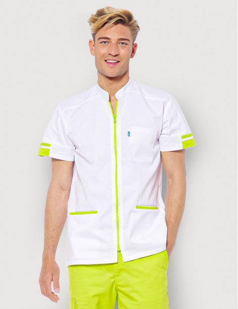 Blouse médicale homme Marley blanc-vert forêt by Belissa - Vue portée par un pharmacien 2
