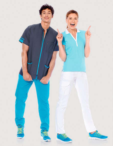 Blouse médicale homme Marley, en jeans avec parements océan. Portée avec un pantalon océan. Vue en pied. Marque Belissa