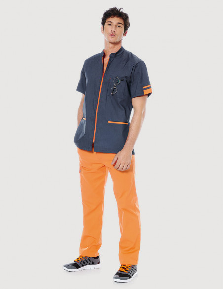 Blouse médicale homme Marley, en jeans avec parements abricot. Portée avec un pantalon abricot. Vue en pied. Marque Belissa