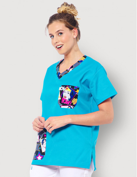 Tunique médicale unisexe col en V Jules Framboise + Motifs Wonder Woman - Portée avec calot - Marque Belissa 2