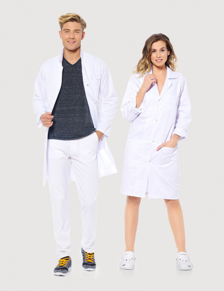 Blouse blanche unisexe manches longues Xavier - vue portée par un homme et une femme