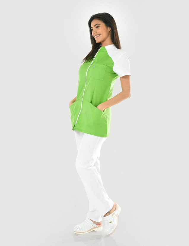 Blouse médicale femme Bonnie couleur vert pomme et blanc vue en pied avec pantalon blanc main dans les poches - Marque Belissa