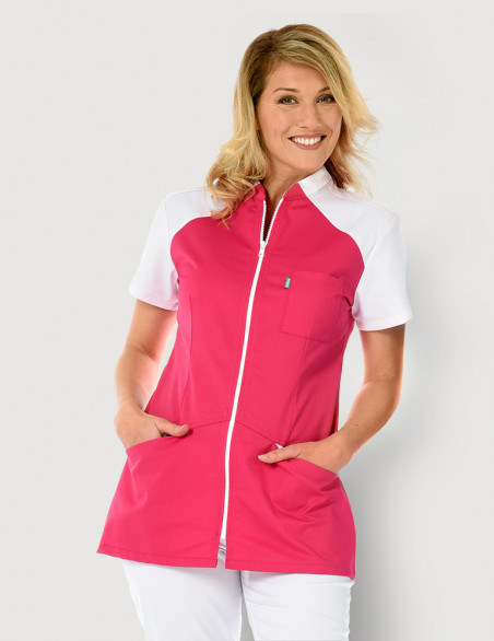 Blouse médicale femme Bonnie couleur rose framboise et blanc - Vue portée mains dans les poches. Marque Belissa