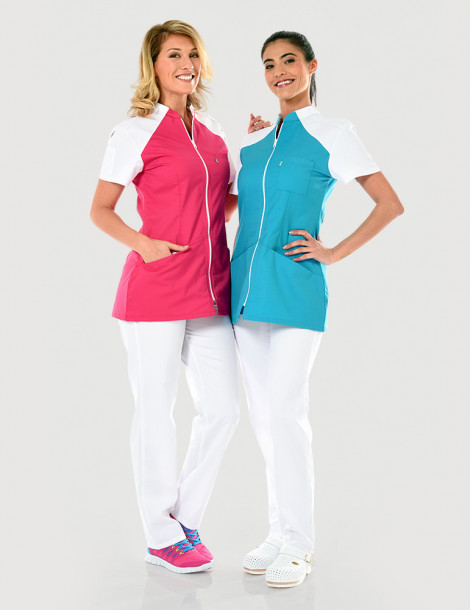 Blouse médicale femme Bonnie couleur rose framboise et blanc - Vue portée mains dans les poches. Marque Belissa 2