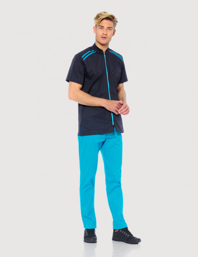 Blouse médicale homme Loris ardoise-bleu océan vue en pied porté avec pantalon médicale bleu océan. Marque Belissa