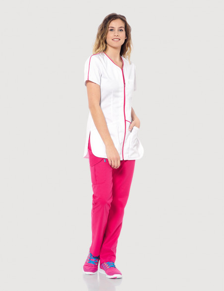 Blouse médicale femme Vic, blanche avec parements framboise, vue en pied 3/4 face. Marque Belissa