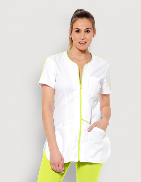 Blouse médicale femme Vic Blanc Vert Anis. Marque Belissa vue de face, main dans la poche gauche