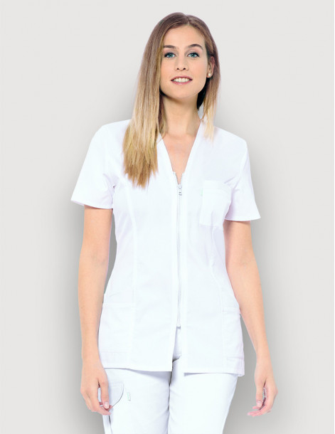 Blouse médicale femme Louise Blanc-Vert pomme Made in France by Belissa - Vue portée par pharmacienne 2