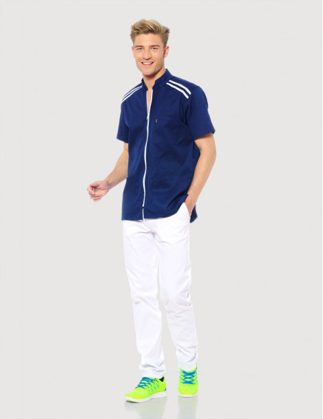 Blouse médicale homme Loris Bleu Marine Made in France Marque Belissa, Vue en pied avec pantalon médical blanc 2