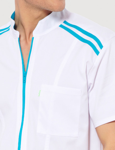 Blouse blanche homme Loris, vue de détail, col, zip, parements Bleu Canard. Marque Belissa