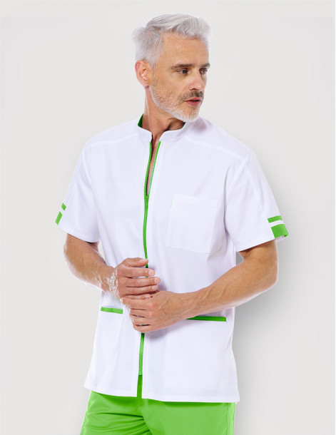 Blouse médicale homme Marley blanc-vert forêt by Belissa - Vue portée par un pharmacien 2