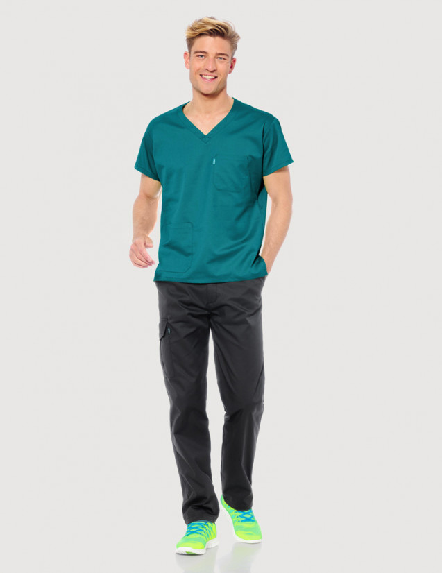Tunique médicale unisexe Jules couleur canard - Marque Belissa portée avec pantalon ardoise Belissa Tunique médicale unisexe Jules couleur canard - Marque Belissa portée avec pantalon ardoise Belissa