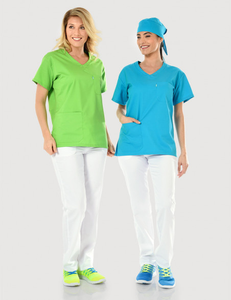 Blouse médicale unisexe couleur bleu océan et vert anis - Col en V - Marque Belissa - Vue porté couple mannequins femmes