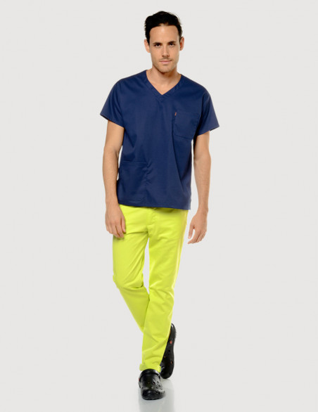 Tunique médicale unisexe Jules vert anis Marque Belissa portée avec pantalon marine Belissa