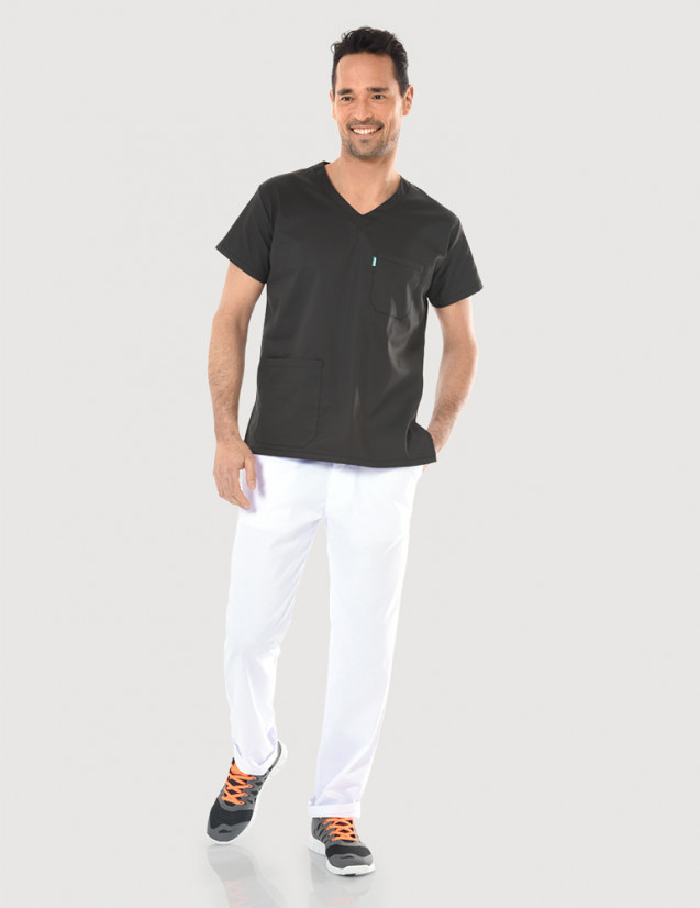 Tunique médicale unisexe Jules couleur ardoise Marque Belissa portée avec pantalon blanc Belissa Tunique médicale unisexe Jules couleur ardoise Marque Belissa portée avec pantalon blanc Belissa