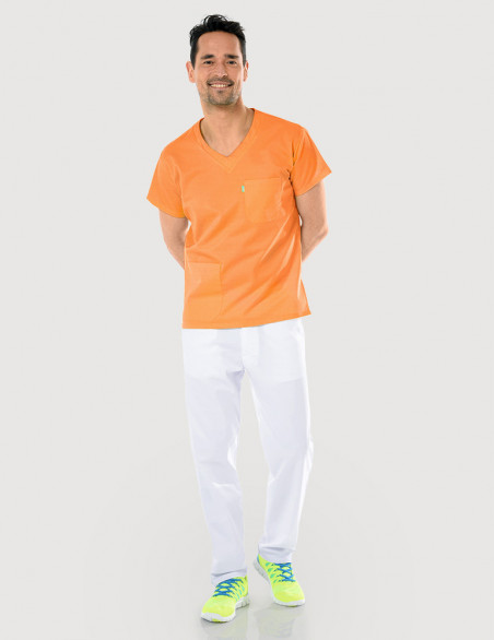 Tunique médicale unisexe Jules vert anis Marque Belissa portée avec pantalon blanc Belissa