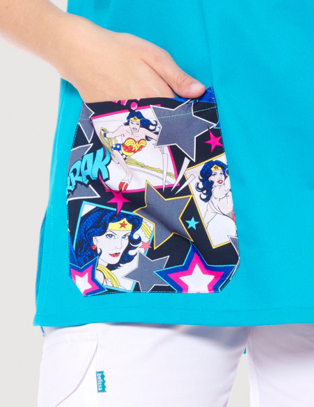 Tunique médicale unisexe Jules blue océan + Motifs Wonder Woman - Vue détail poche - Marque Belissa