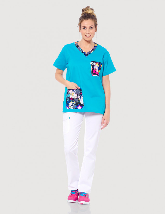 Tunique Médicale unisexe col en V Jules blue océan + Motifs Wonder Woman - Vue portée en pied - Marque Belissa Tunique Médicale unisexe col en V Jules blue océan + Motifs Wonder Woman - Vue portée en pied - Marque Belissa