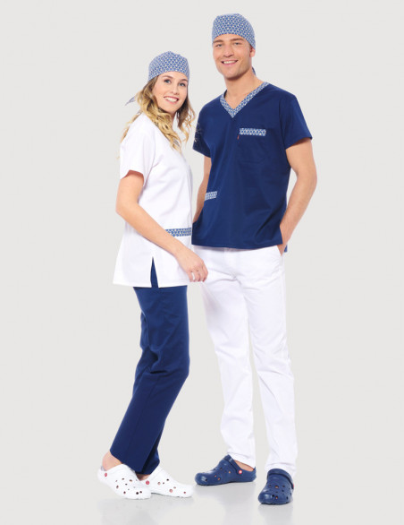 Tunique médicale unisexe Jules motifs Blue-Gold  couleur blanche et bleu marine - Vue en pied - Col en V à motifs Marque Belissa