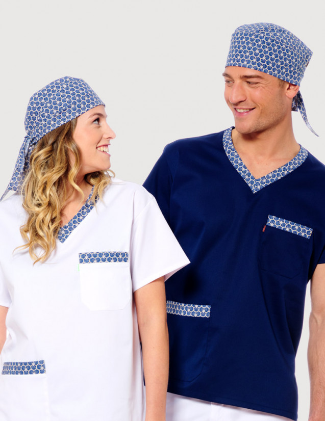 Calots chirurgien, portés par une homme et une femme. Couleur bleu marine et motif gold. Marque Belissa. Bandana chirurgien