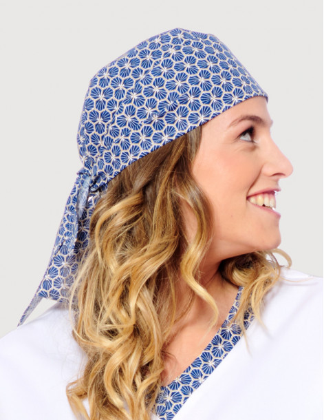 Femme avec calot chirurgien motif "Graphic". Marque Belissa. Bandana chirurgien vue de profil 2