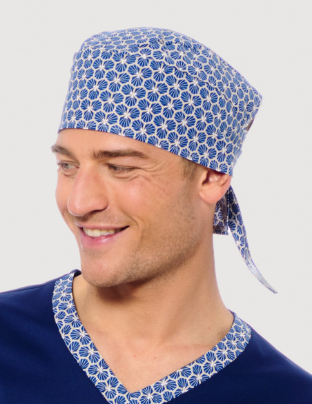 Calot chirurgien, porté par un homme . Couleur bleu marine et motif gold. Marque Belissa. Bandana chirurgien