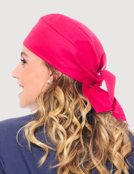 Calot chirurgien couleur rose framboise - Forme Bandana - Porté vue de profil avec attaches visibles - Marque Belissa
