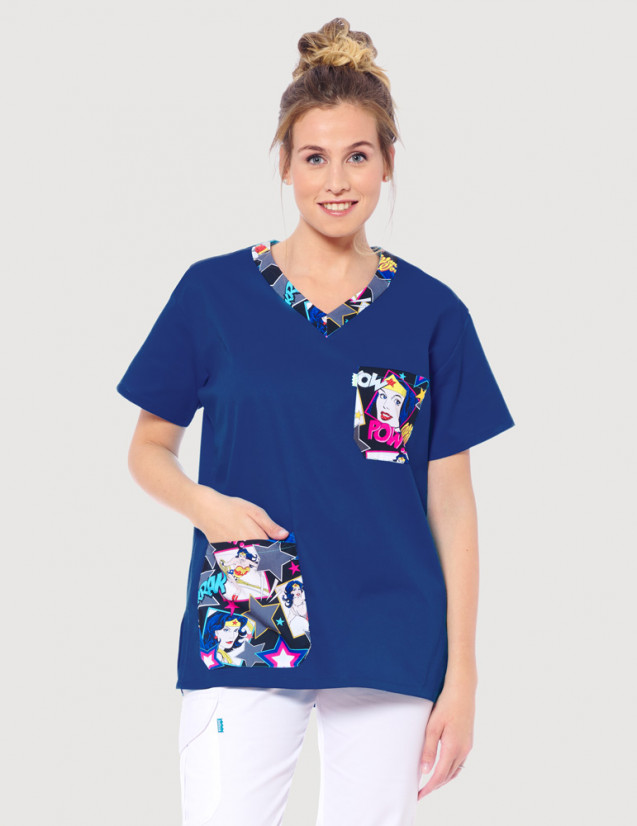 Tunique médicale unisexe col en V Jules Bleu Marine + Motifs Wonder Woman - Vue portée de face - Marque Belissa Tunique médicale unisexe col en V Jules Bleu Marine + Motifs Wonder Woman - Vue portée de face - Marque Belissa