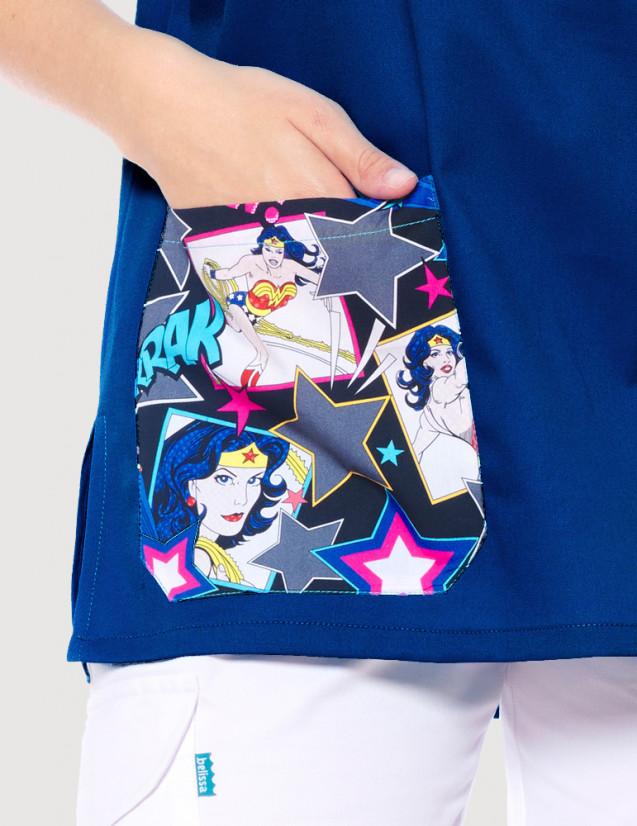 Blouse Médicale unisexe Jules bleu marine + Motifs Wonder Woman - Vue détail poche - Marque Belissa Blouse Médicale unisexe Jules bleu marine + Motifs Wonder Woman - Vue détail poche - Marque Belissa