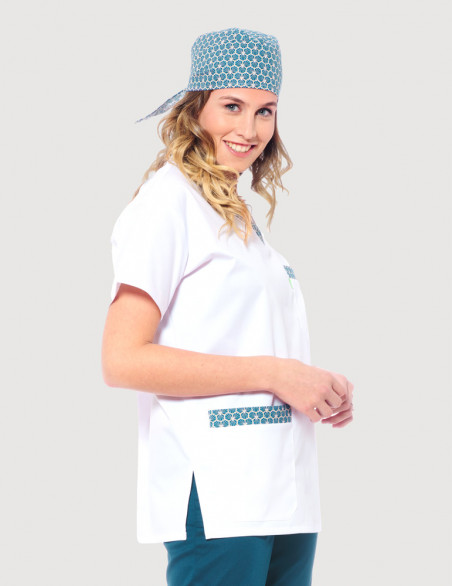 Blouse Médicale col en V Jules. Couleur blanc + motifs bleu pétrole gold. Vue portée de 3/4 - Marque Belissa