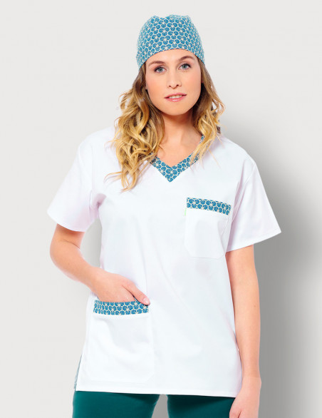 Tunique Médicale col en V Jules. Couleur blanc + motifs bleu pétrole gold. Vue portée de face - Marque Belissa