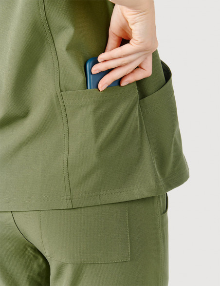 Détail tunique médicale femme couleur kaki - poche arrière avec smartphoone - Marque Fit for Work by Belissa