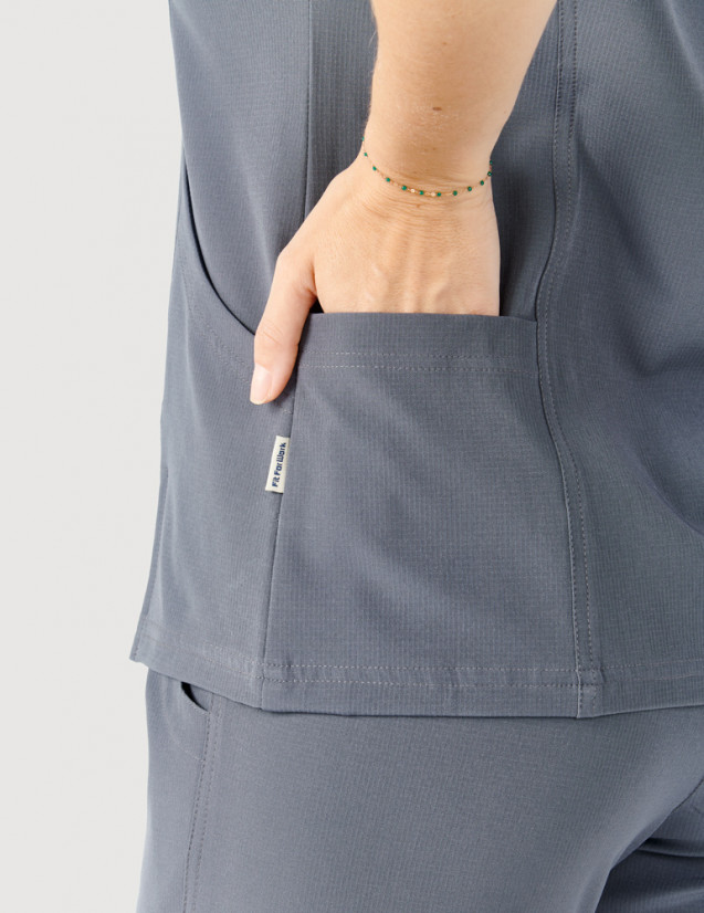Détail main dans la poche arrière médicale femme couleur carbone - Medical Sportswear marque Fit for Work by Belissa Détail main dans la poche arrière médicale femme couleur carbone - Medical Sportswear marque Fit for Work by Belissa