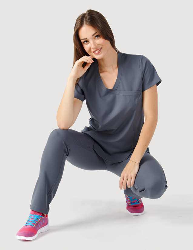 Tenue médicale femme couleur carbone- position accroupie - Medical Sportswear marque Fit for Work by Belissa Tenue médicale femme couleur carbone- position accroupie - Medical Sportswear marque Fit for Work by Belissa