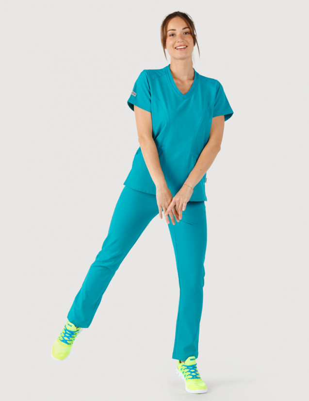 Femme en tenue médicale couleur turquoise - Marque Fit for Work by Belissa - Medical sportswear - vue pied Femme en tenue médicale couleur turquoise - Marque Fit for Work by Belissa - Medical sportswear - vue pied
